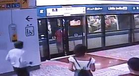 新加坡妹纸“螃蟹步”追地铁摔了屁股蹲,网友:不这样和2020年说再见