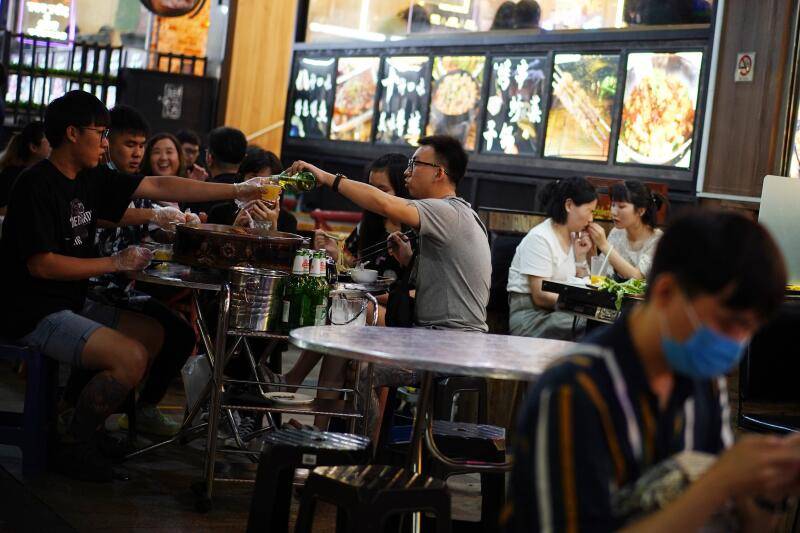 ◤新國阻斷措施◢ 顧客不同桌竟“過台”交流 餐館被指沒阻止 罰