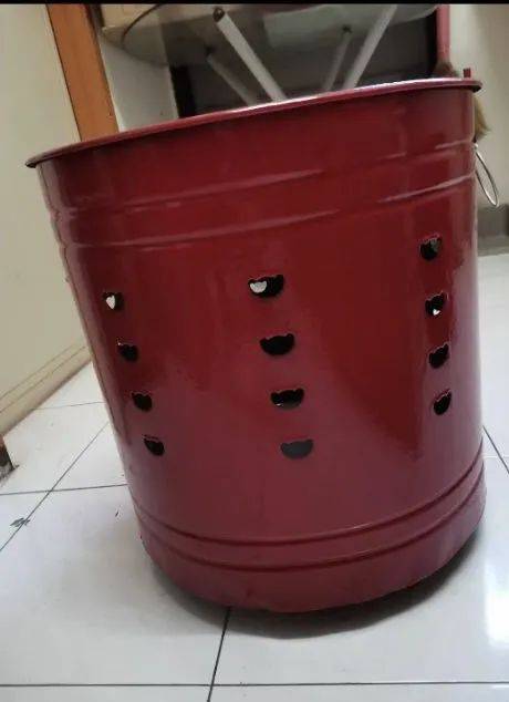 众人当街打群架！焚烧筒盖竟成攻击武器