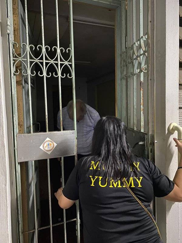 日背30公斤餅幹兜售 盲翁養自己30年