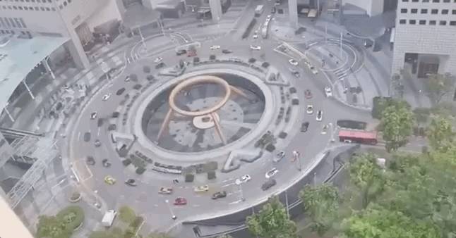 新加坡惊现40多辆豪车车队，绕财富之泉不停转圈！他们是在“做法”吗