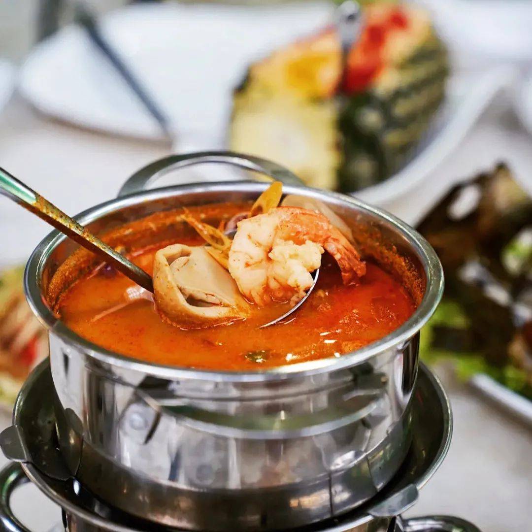 狮城的雨季来一口热辣暖胃的“冬阴功汤”，整个人仿佛回到泰国