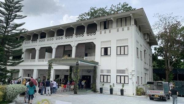 酒店大清仓　 数百人捡便宜货