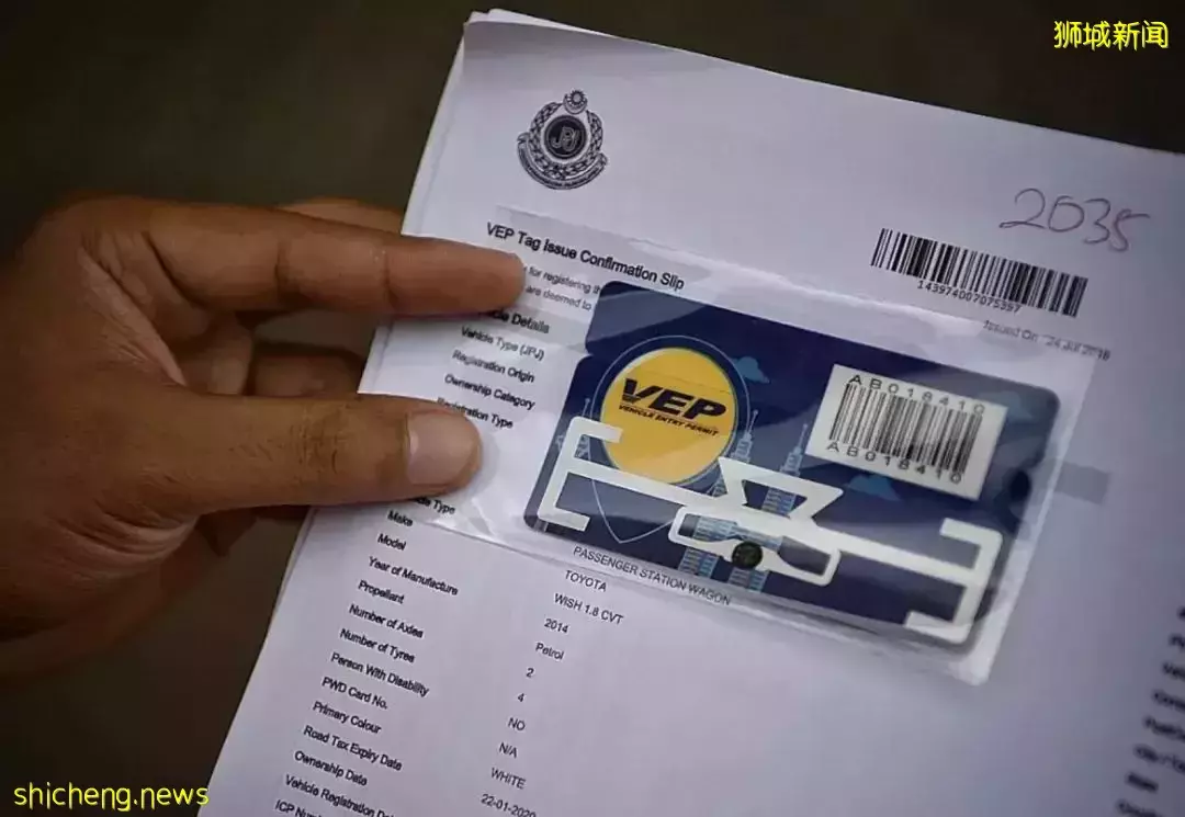 这辆载着中国乘客的车,强行闯边境、撞倒大士关卡!实拍,周末无数新加坡人涌向新山