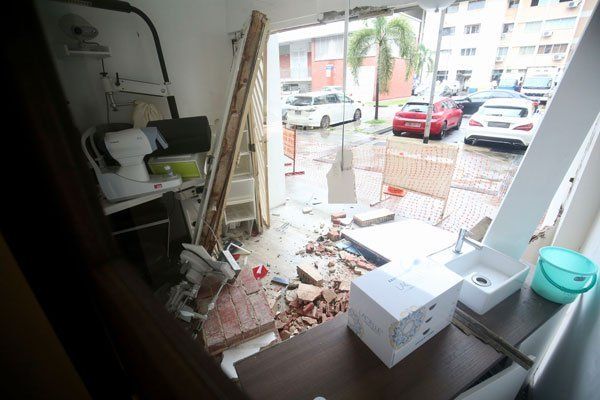 踩错油门 倒撞眼镜店  店面破大洞  马赛地只刮花