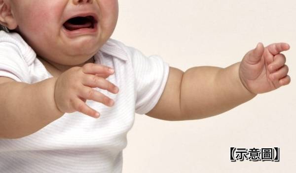 嫌半岁儿哭闹难入眠 狠父按压孩子脖脸 打老婆