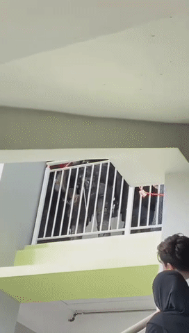 “我在大巴窑看到了有人闹跳楼,警察和民防部队出动,铺安全气囊!”