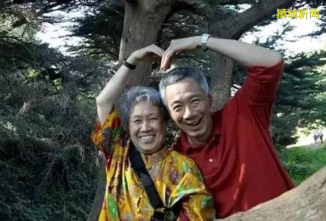 新加坡夫妇携手参与国庆军乐队表演，真是一本正经的撒狗粮呀