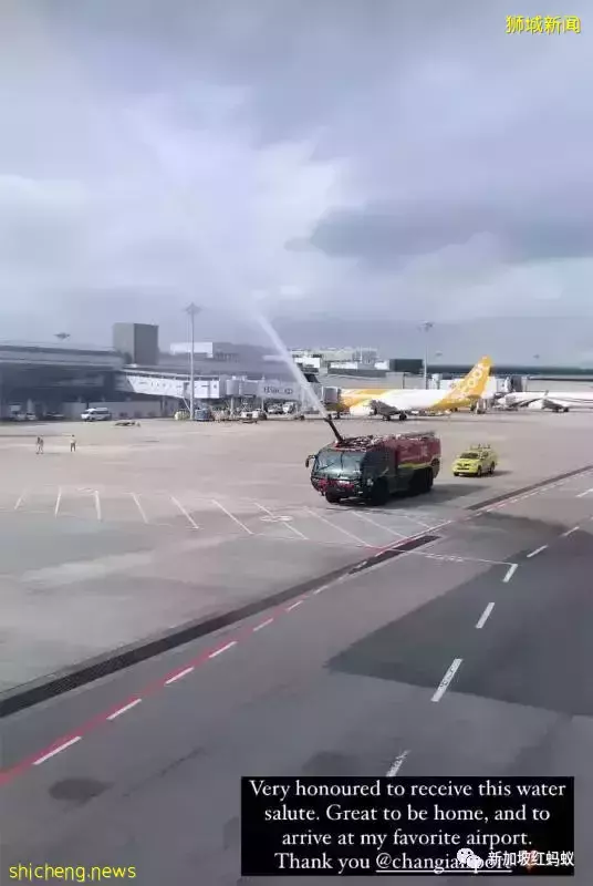 贏球後駱建佑第一時間親吻球衣上的國旗,感動了無數新加坡人