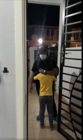 【柔佛人頭條】馬勞偷偷回家 爲至親造驚喜 久違抱抱