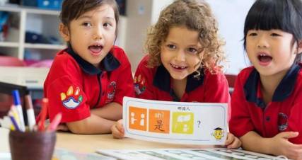 中国女生初中毕业留学新加坡！如今已是跨国集团区域经理