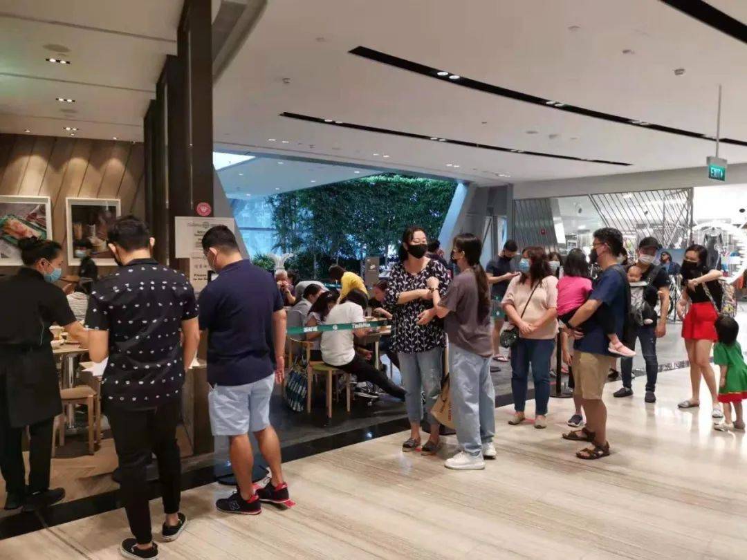 擠！爆！了！2020在家待了一整年，年底了，全新加坡的人都上街排隊