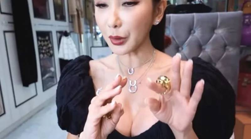 新加坡愛馬仕女王曬百萬珠寶盒,紅到中國!接下國産美妝