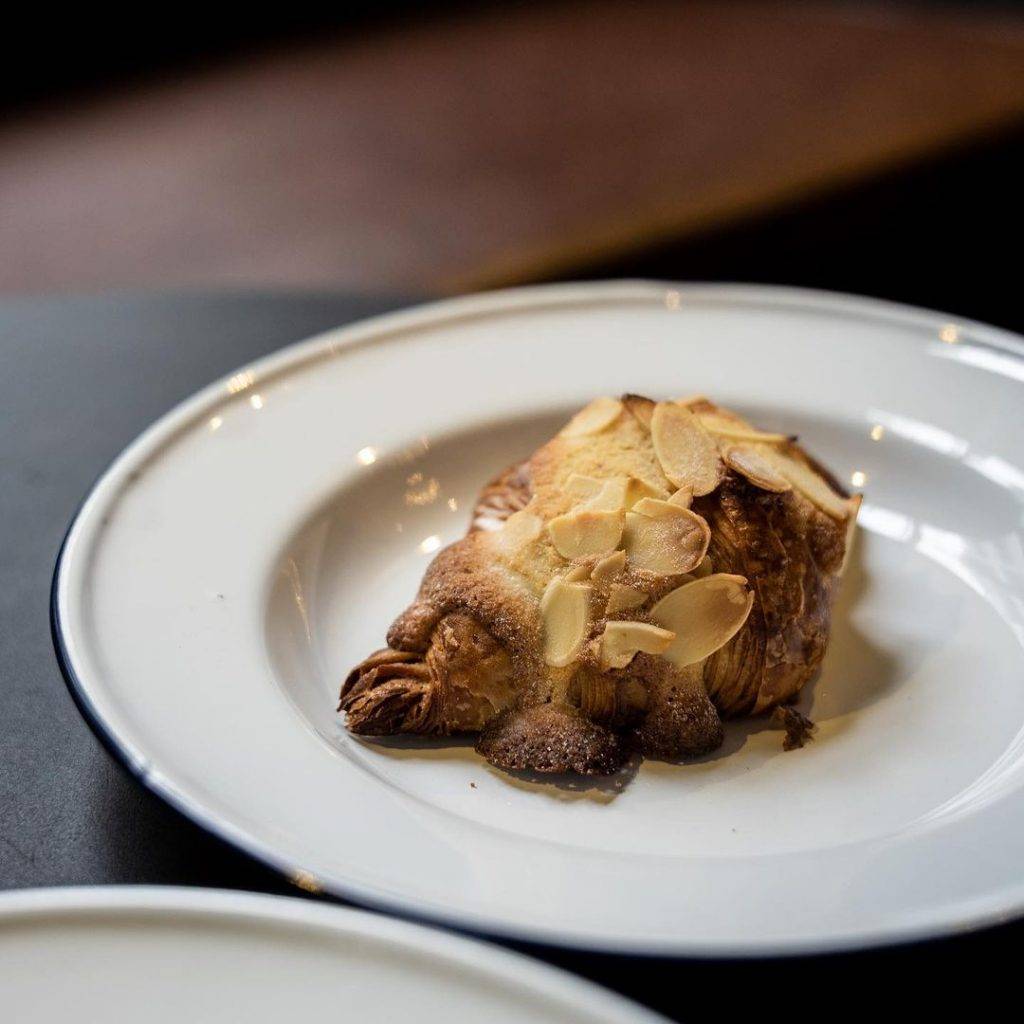 神秘魔幻黑暗大樓🏛內藏Alchemist咖啡館☕低調奢華風格、手作咖啡面包,承包你的早午餐🖤