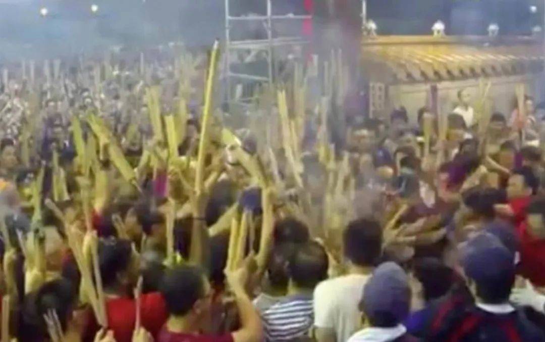 新加坡總理李顯龍魔性拜年視頻火了！各部長花式拜年，竟有財神爺上門討債