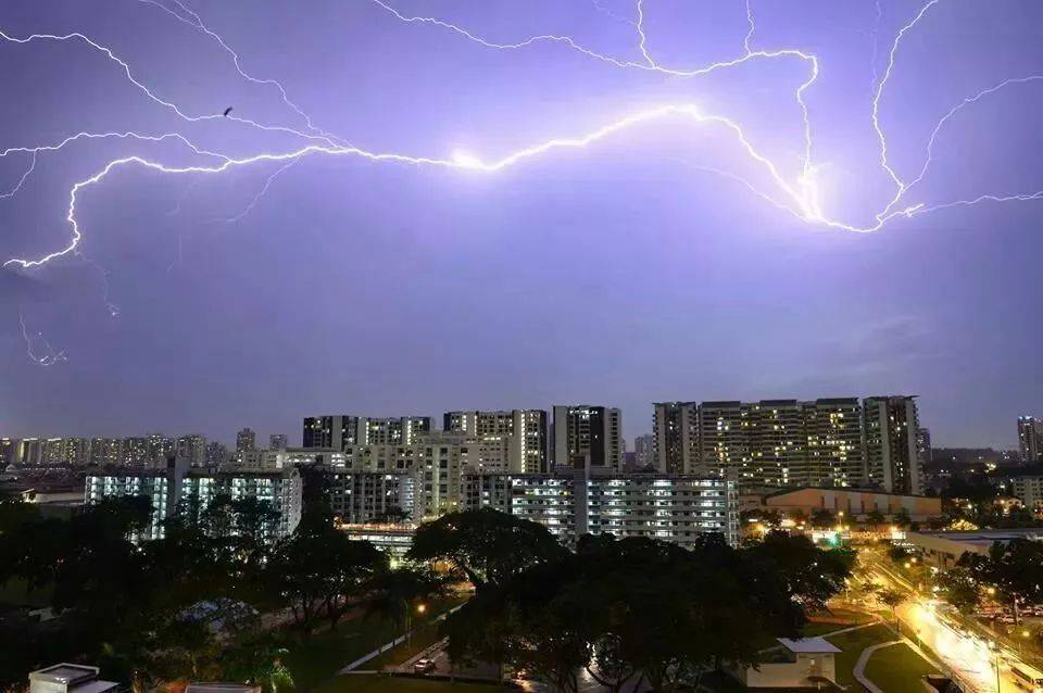 罕见!新加坡再现神奇天象,万道光芒从天空射下,50张美图刷屏