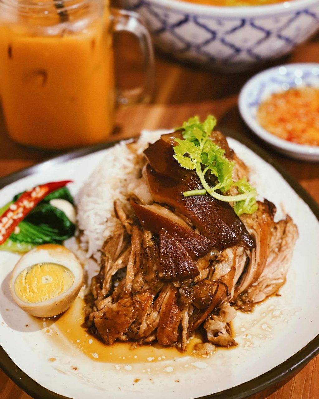 Kin Kao Young一秒置身泰國街頭🇹🇭網友力薦“泰式豬腳飯”軟糯可口、人間美味不過如此💯