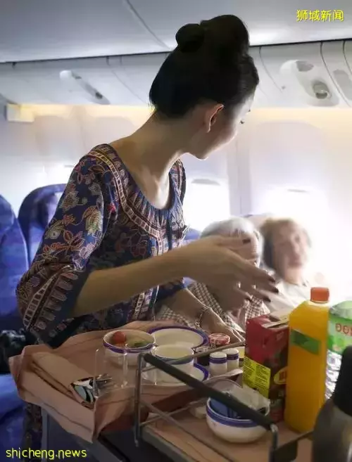 疫情下的新加坡空姐有多慘?竟淪爲陪酒女郎和超市補貨員