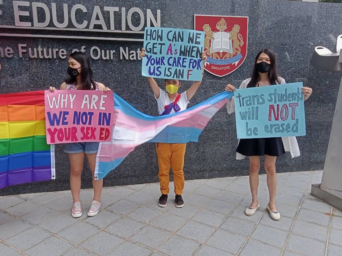 新加坡教育部門口驚現一批學生舉牌示威!學校裏到底發生什麽事