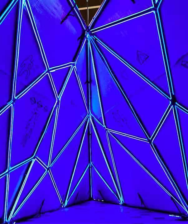 新加坡东商业区有免费灯光装置,还有彩虹隧道哦