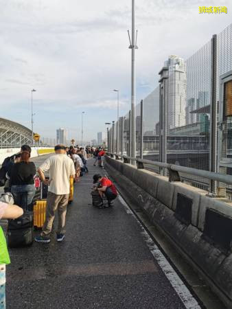 馬勞回家 路難行 烈日下曝曬3小時 等通關