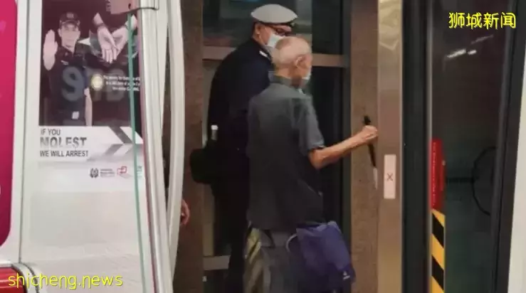 搀扶视障老人从地铁站送到巴士站 警员获网赞