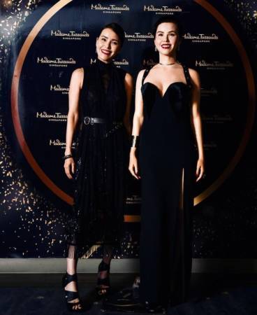 郑惠玉为新造型蜡像揭幕 换《才华》决赛晚礼服