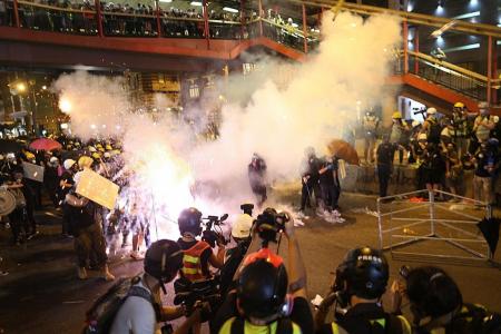 数千人在新一轮抗议中游行，香港进入安全警戒状态