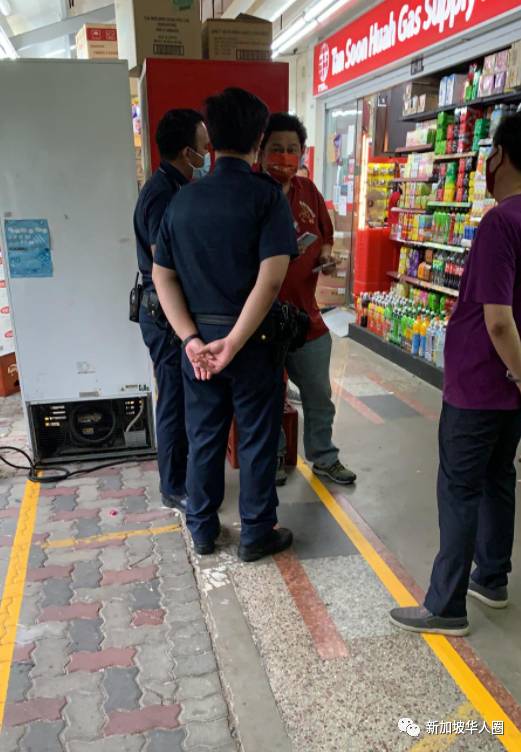 新加坡市镇会人员霸道执法没收丢弃货品！店家不满双双报警