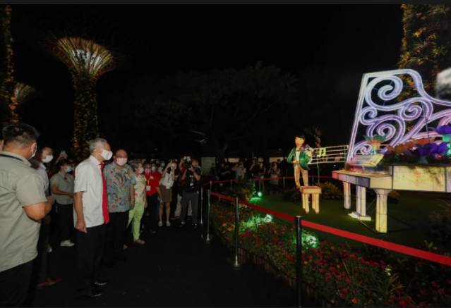 新加坡第一網紅過年忙啥呢?秀恩愛?發紅包?還是玩自拍