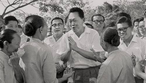 李光耀因不会中文被羞辱,79年起在新加坡推广汉语,要让其成母语