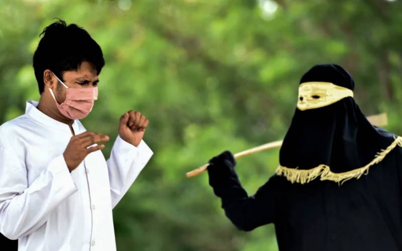 实拍!印尼19岁男子被当街鞭刑146下!打得比新加坡还狠