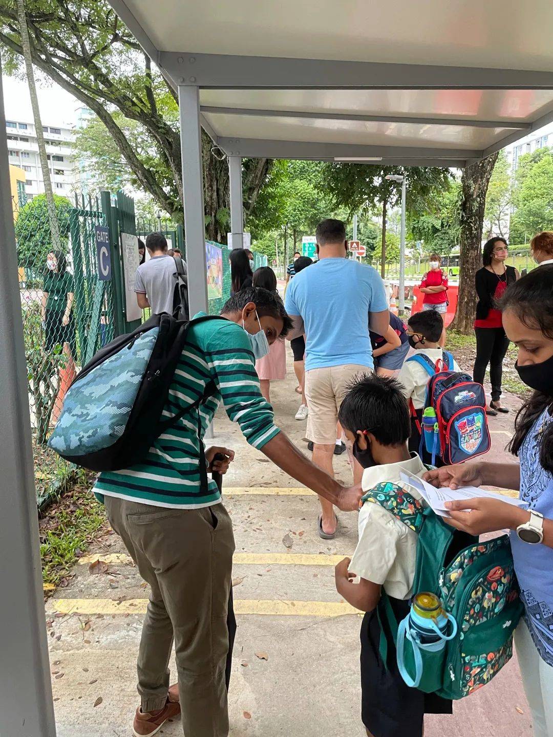 实拍!新加坡小学开学首日,疫情之下家长紧张疯了