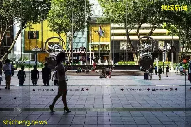 由于旅行限制的取消,新加坡和香港的零售业可能会出现相反的命运