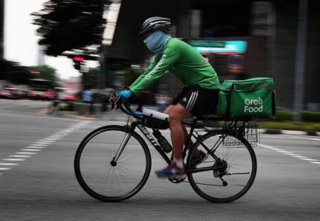 如果你遇到组装家具这类难事搞不定,可以找下新加坡外卖小哥