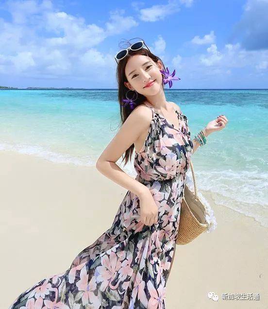 日本名模新加坡拍写真，身穿连衣裙气质迷人，笑起来美艳动人