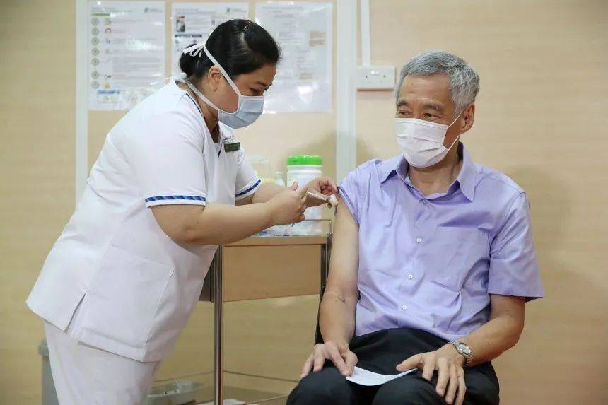 新加坡抗疫組長撸起袖子開打，勸大家不要等“某疫苗”了