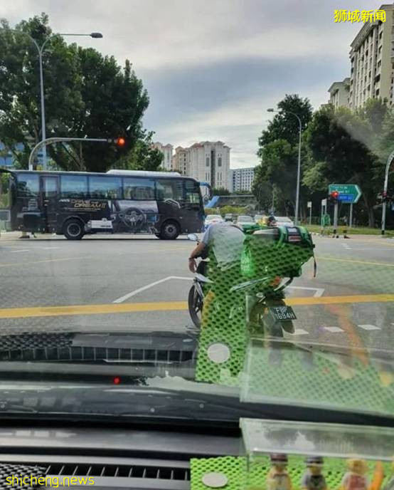 新加坡外賣小哥:你的外賣到了,請簽收一下