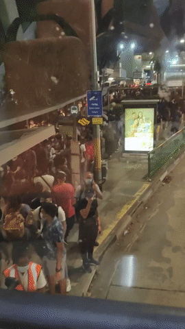 这辆载着中国乘客的车,强行闯边境、撞倒大士关卡!实拍,周末无数新加坡人涌向新山