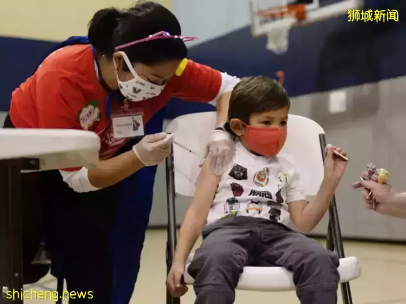 他,感染新冠后,被抽出一升黑色积液!新加坡医院开始增加床位