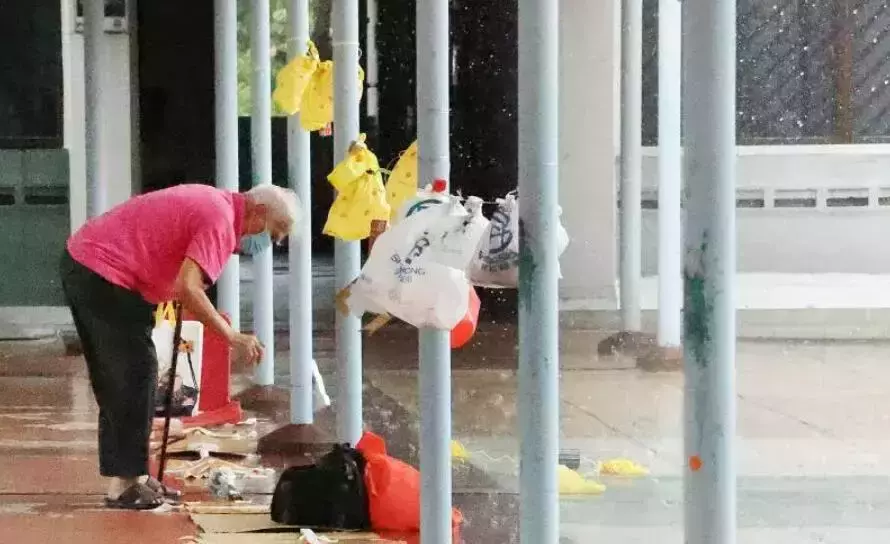 新加坡爱心老板跨年发爱心干粮,被“霸位”大叔大妈整得哭笑不得