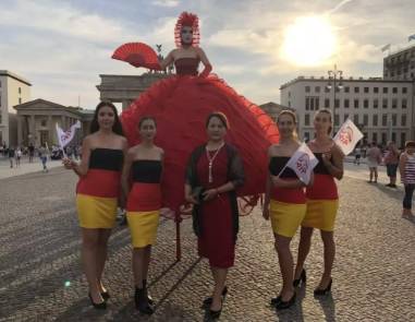 勵志,被央視頻頻采訪!從新加坡華文老師到亞洲傑出女性,這位中國媽媽的蛻變