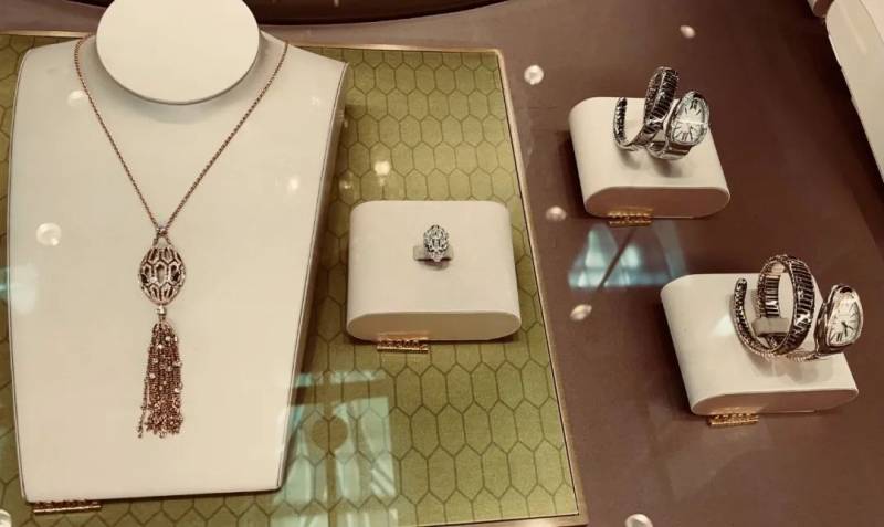 聽說很多人去了樟宜機場免稅區逛街？我們翹班去體驗了一把