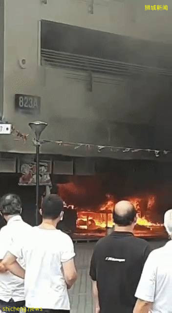 恐怖！新加坡這個食閣煤氣罐爆裂，發生大火！兩小夥勇敢救急