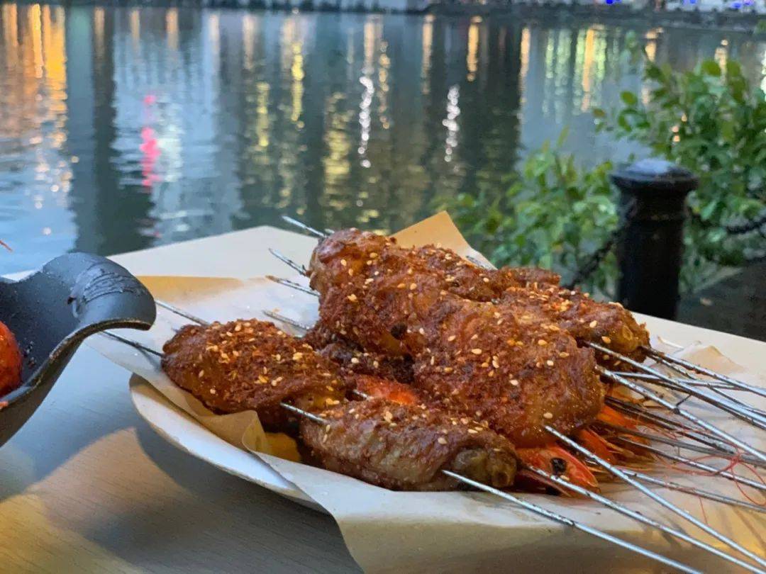 新加坡河边无敌美景,现在居然吃烤鱼海鲜送茅台了