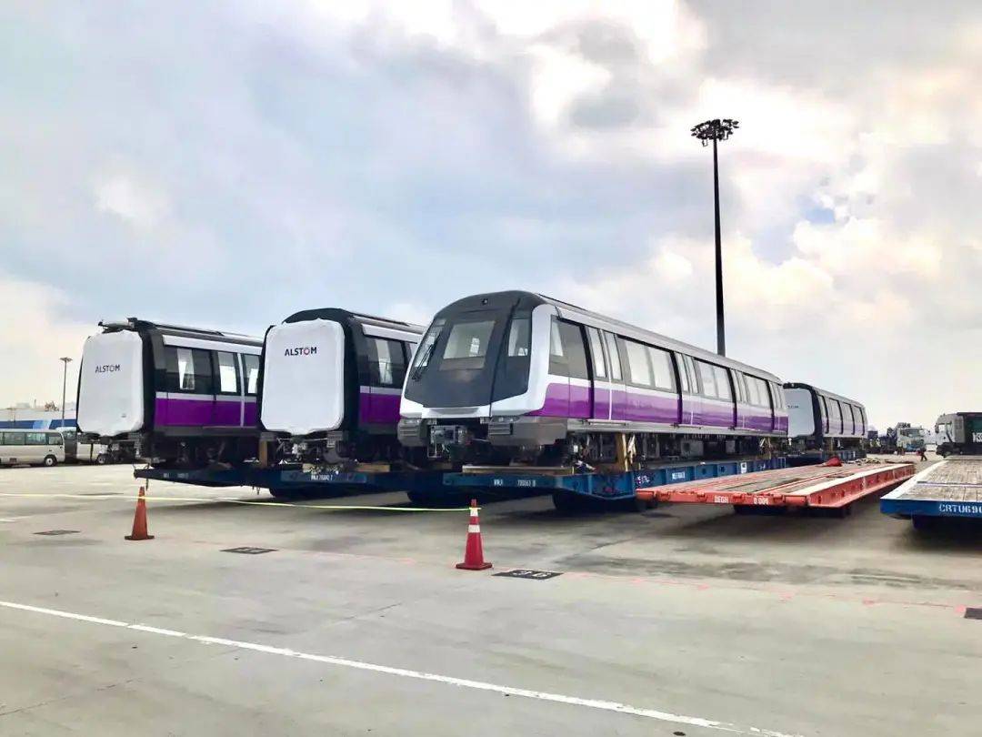 全新紫线地铁从西班牙送抵狮城，陆路交通局献上独家幕后照片