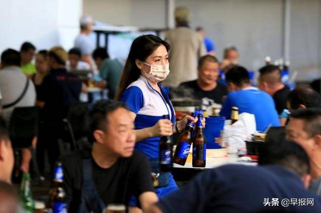 新加坡咖啡店一景：啤酒女郎 斟飲之間 不關風月