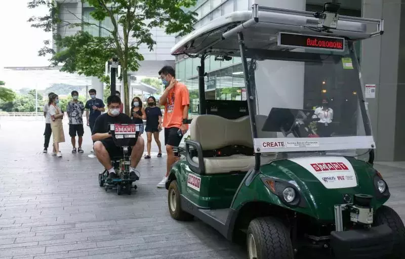 新加坡国大师生校园内试搭无人驾驶电动车！完成汽车无法做到的最后一里路