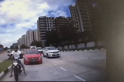 实拍！新加坡发生六连环恐怖车祸