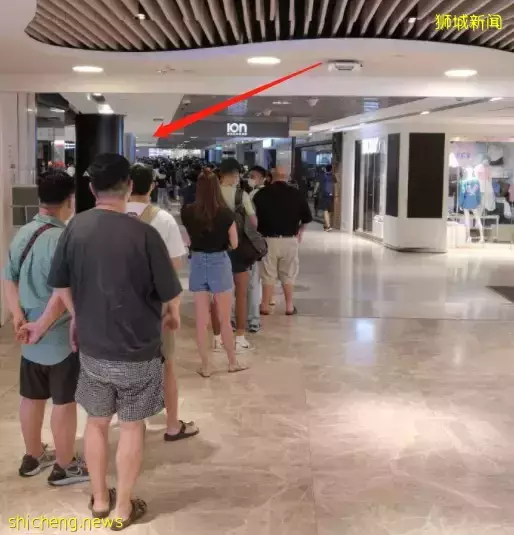 實拍!新加坡濱海灣金沙和烏節路人山人海,因爲它!有人暈倒、對警察喊:拿槍射我啊